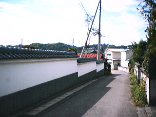 白壁のある通り